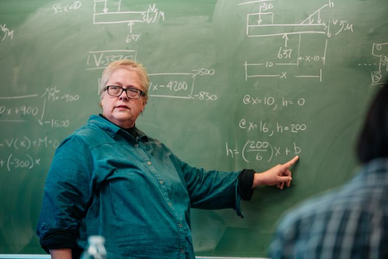 Professor Laura Sullivan teaches a mechanical engineering class.